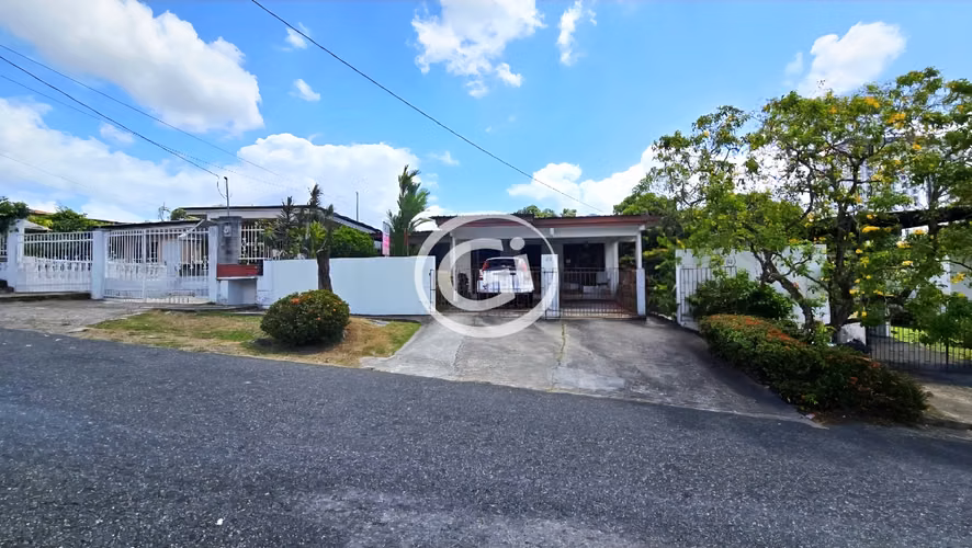 Venta Ample Casa Unifamilial El Ingenio. Remate price $855 / m2