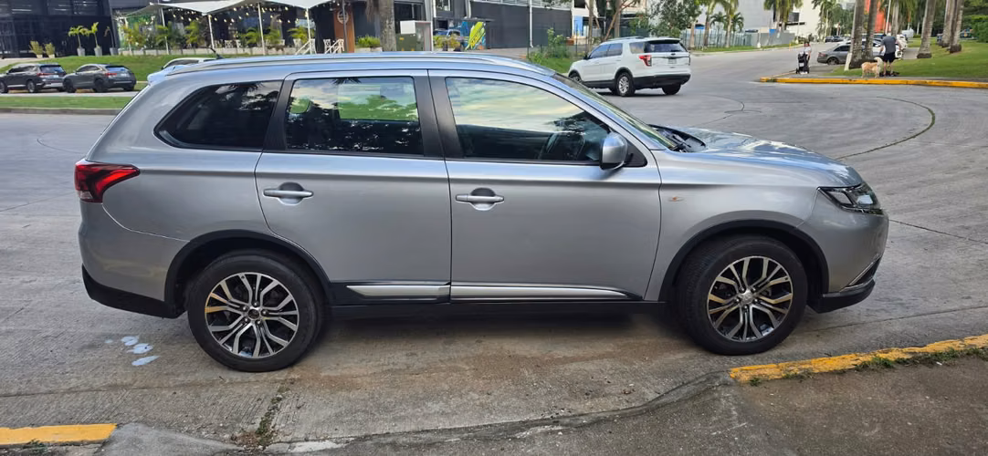 Mitsubishi Outlander 2017 AWD – Única dueña – Solo 75,490 km