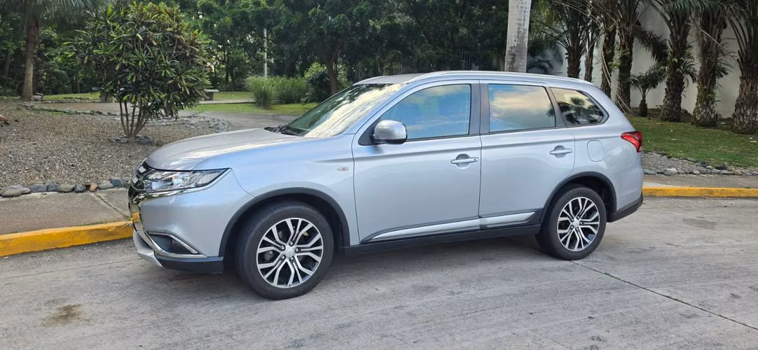 Mitsubishi Outlander 2017 AWD – Única dueña – Solo 75,490 km