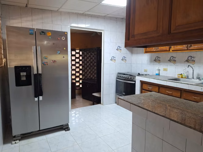 Casa de Playa con Piscina en Vía Principal de Nueva Gorgona