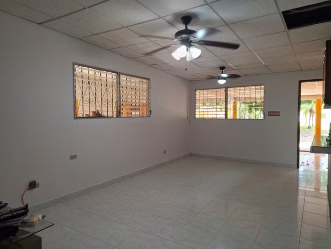 Casa de Playa con Piscina en Vía Principal de Nueva Gorgona