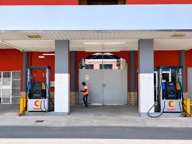 Estación de Combustible con Edificio Comercial y Taller en Venta | Negocio Operando | $2,895,000