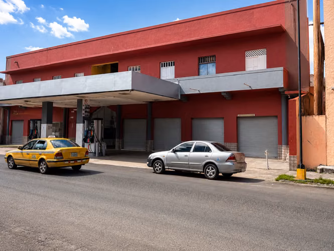 Estación de Combustible con Edificio Comercial y Taller en Venta | Negocio Operando | $2,895,000