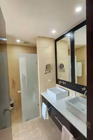 Apartamento Frente al Mar con ROI Comprobado del 10% | Remodelado con Acceso Directo a la Playa