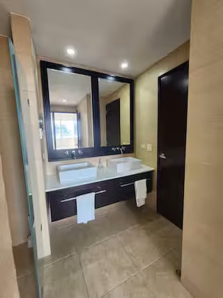 Apartamento Frente al Mar con ROI Comprobado del 10% | Remodelado con Acceso Directo a la Playa