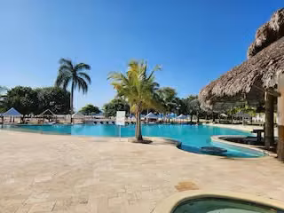 Apartamento Frente al Mar con ROI Comprobado del 10% | Remodelado con Acceso Directo a la Playa
