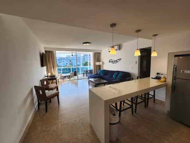 Apartamento Frente al Mar con ROI Comprobado del 10% | Remodelado con Acceso Directo a la Playa