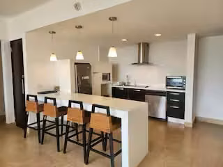 Apartamento Frente al Mar con ROI Comprobado del 10% | Remodelado con Acceso Directo a la Playa