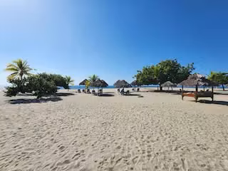 Apartamento Frente al Mar con ROI Comprobado del 10% | Remodelado con Acceso Directo a la Playa