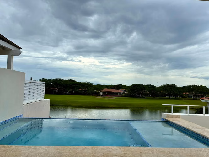 En Buenaventura- Elegante Casa frente al Lago y Campos de Golf