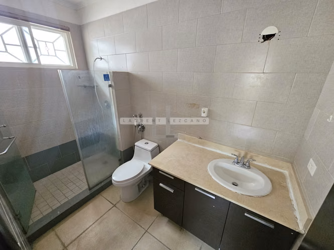 Venta de Casa Unifamiliar en Altos del Country 300. Haga una oferta