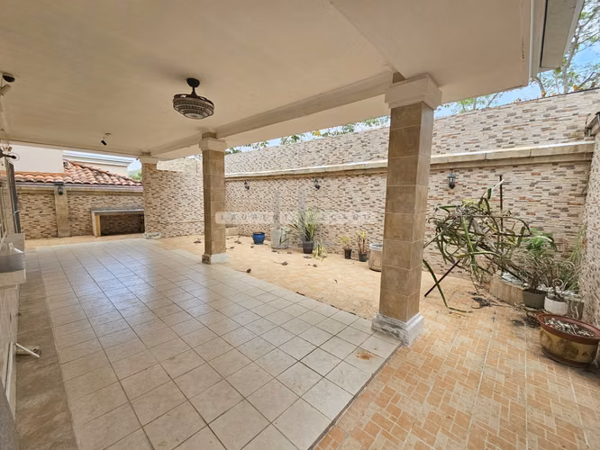 Venta de Casa Unifamiliar en Altos del Country 300. Haga una oferta