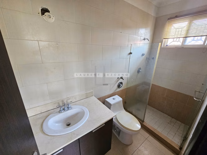 Venta de Casa Unifamiliar en Altos del Country 300. Haga una oferta