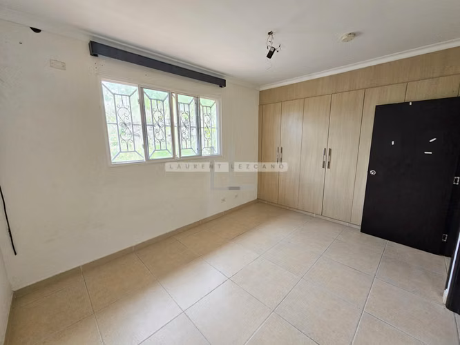 Venta de Casa Unifamiliar en Altos del Country 300. Haga una oferta