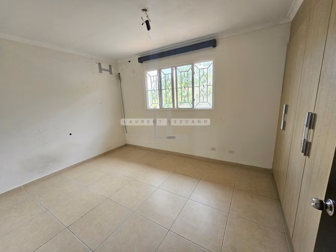 Venta de Casa Unifamiliar en Altos del Country 300. Haga una oferta