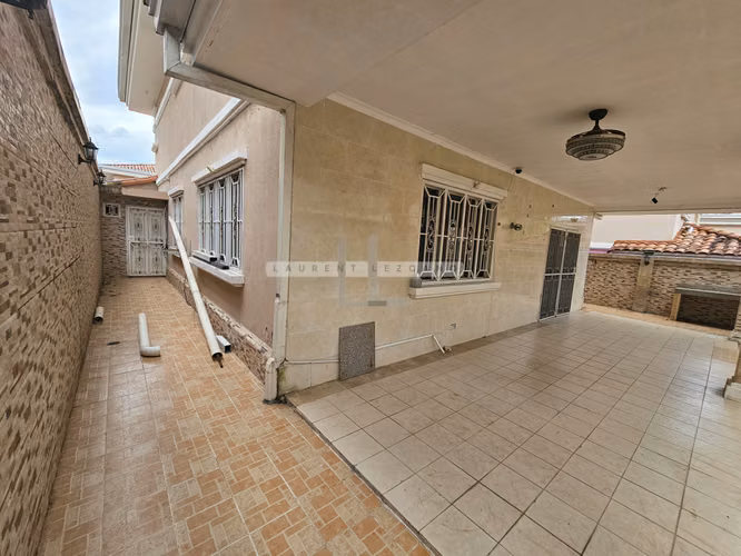 Venta de Casa Unifamiliar en Altos del Country 300. Haga una oferta