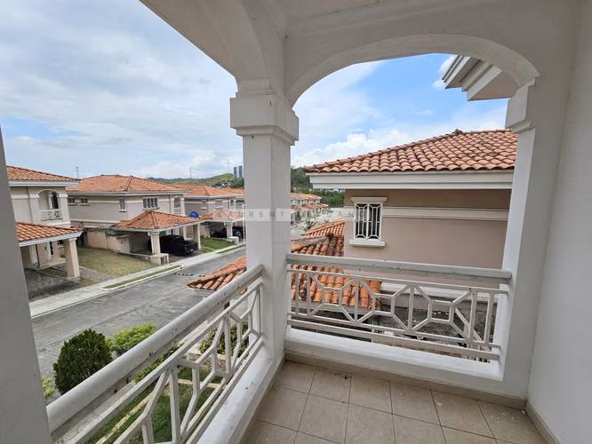 Venta de Casa Unifamiliar en Altos del Country 300. Haga una oferta