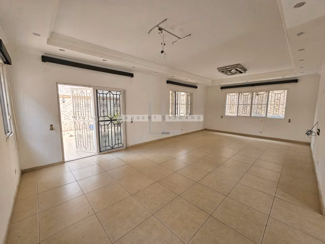Venta de Casa Unifamiliar en Altos del Country 300. Haga una oferta