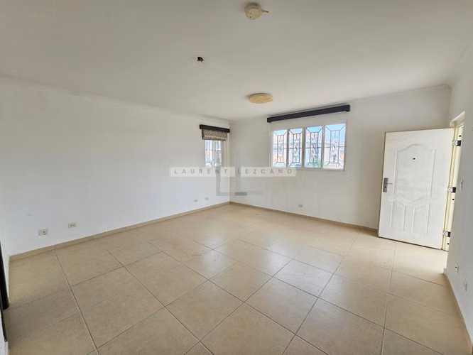 Venta de Casa Unifamiliar en Altos del Country 300. Haga una oferta