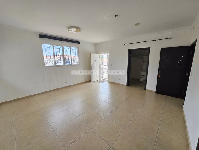 Venta de Casa Unifamiliar en Altos del Country 300. Haga una oferta