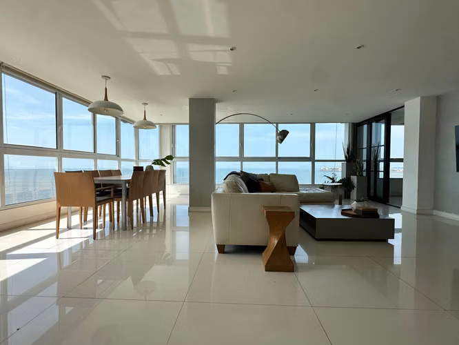 Precio de Oportunidad- Apartamento Frente al Mar en Coco del Mar | 416 m² Totalmente Remodelados