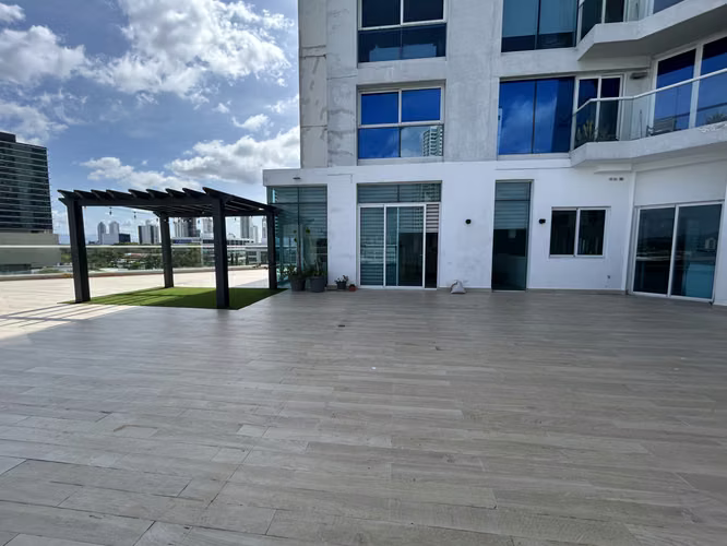 Apartamento con terraza amoblado en alquiler Costa del Este The Regent