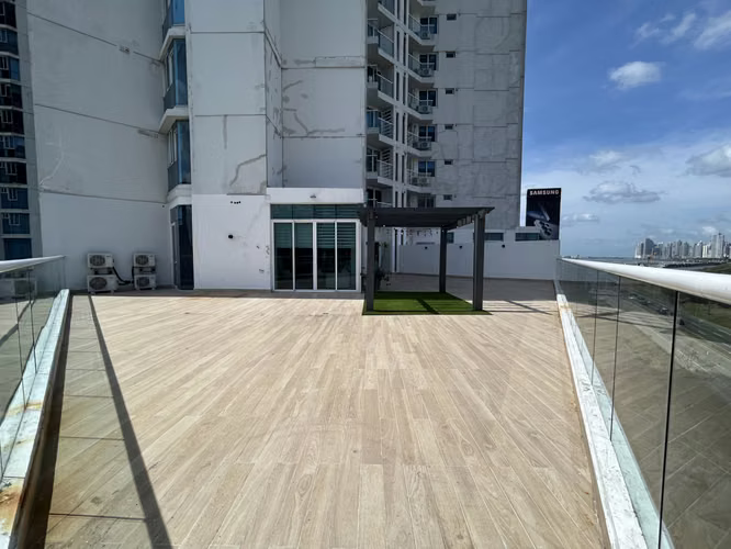 Apartamento con terraza amoblado en alquiler Costa del Este The Regent