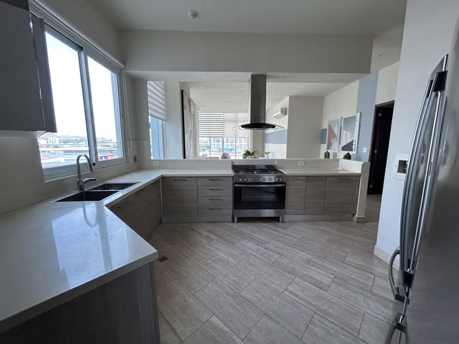 Apartamento con terraza amoblado en alquiler Costa del Este The Regent