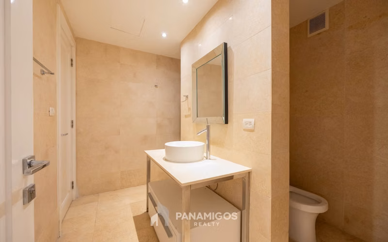 Renta Apartamento de 2 Habitaciones en Avenida Balboa