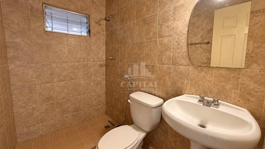 CASA EN VENTA EN CERRO VIENTO CON GRAN PATIO Y GAZEBO