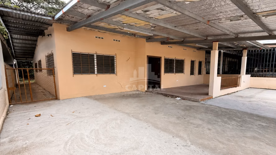 CASA EN VENTA EN CERRO VIENTO CON GRAN PATIO Y GAZEBO