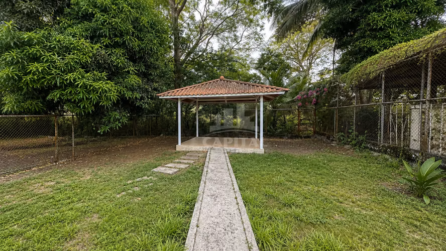 CASA EN VENTA EN CERRO VIENTO CON GRAN PATIO Y GAZEBO