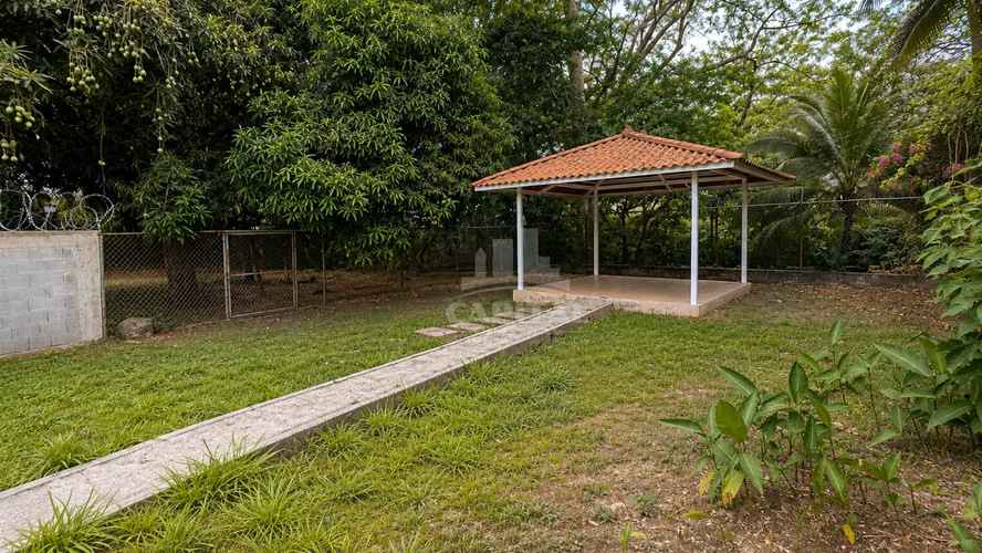 CASA EN VENTA EN CERRO VIENTO CON GRAN PATIO Y GAZEBO