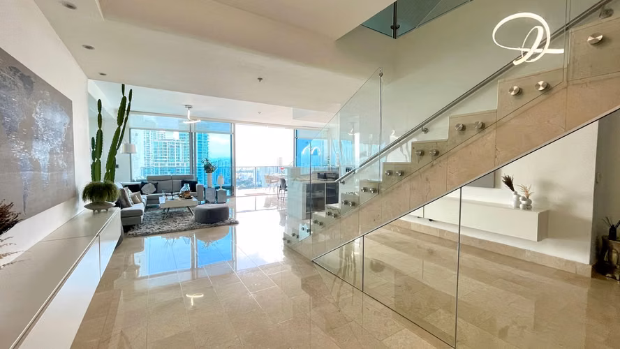 Remodelado Apartamento Tipo Loft Pisos de Marmol espectacular Vista en Punta Pacifica 26EPP1286