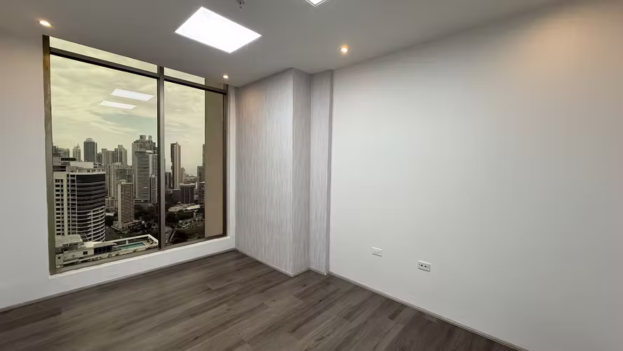 Se alquila oficina en Torre Bicsa, 4 espacios, recepción, baño, lista para la entrega