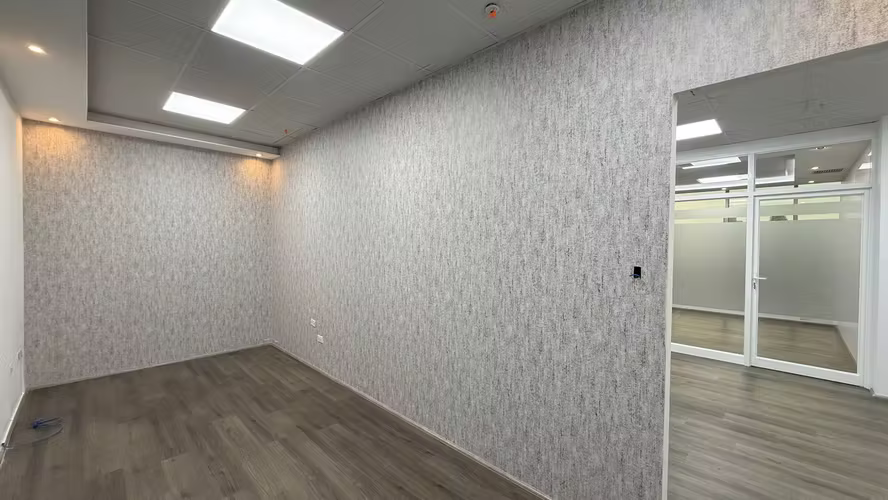 Se alquila oficina en Torre Bicsa, 4 espacios, recepción, baño, lista para la entrega