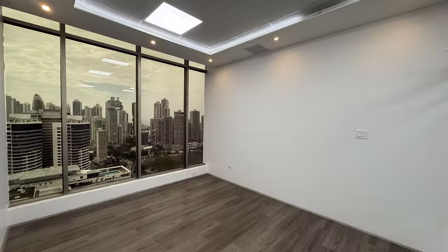 Se alquila oficina en Torre Bicsa, 4 espacios, recepción, baño, lista para la entrega