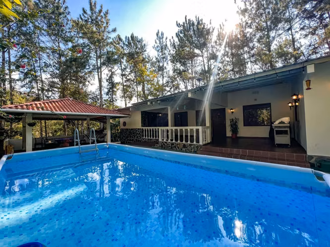 CERRO AZUL: HERMOSA RESIDENCIA DE MONTAÑA UBICADA EN LA EXCLUSIVA COMUNIDAD DE ALTOS DEL TORREÓN