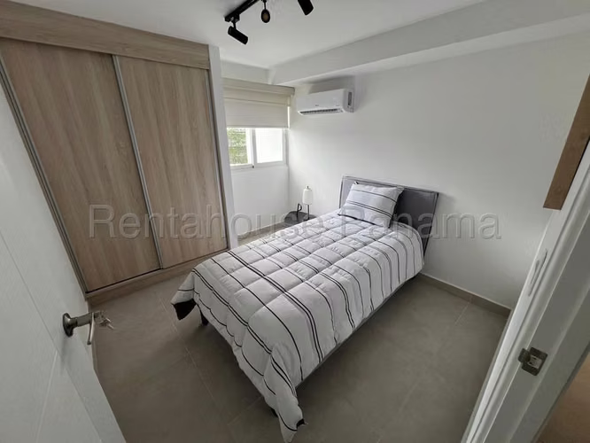 Apartamento en Alquiler en Parque Lefevre JG
