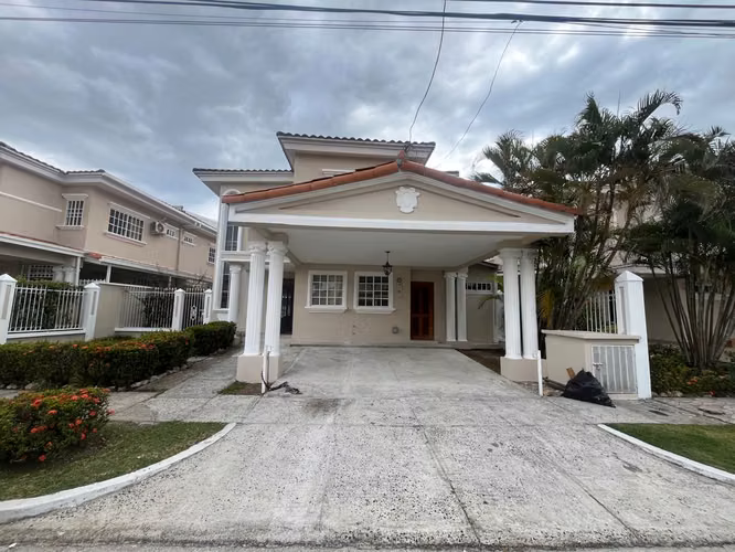 Royal Country, Casa en Alquiler en Altos de Panamá (DD540)