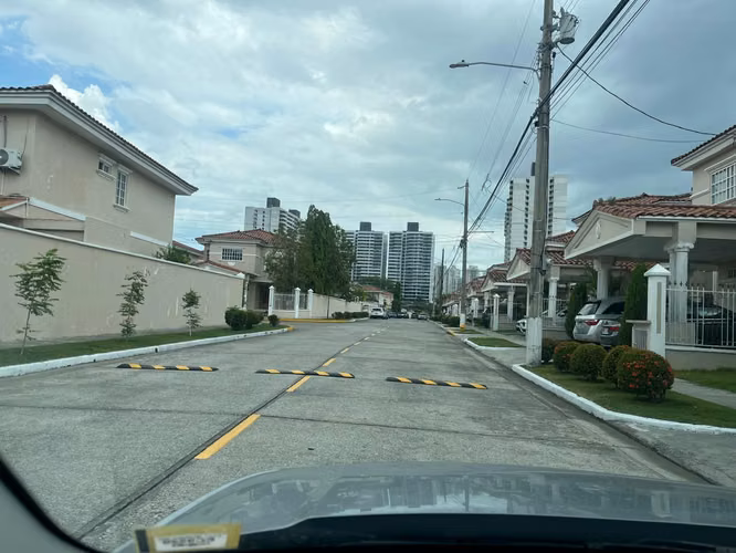 Royal Country, Casa en Alquiler en Altos de Panamá (DD540)