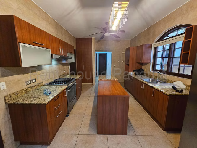 ALQUILER DE CASA EN  COSTA SUR HQ