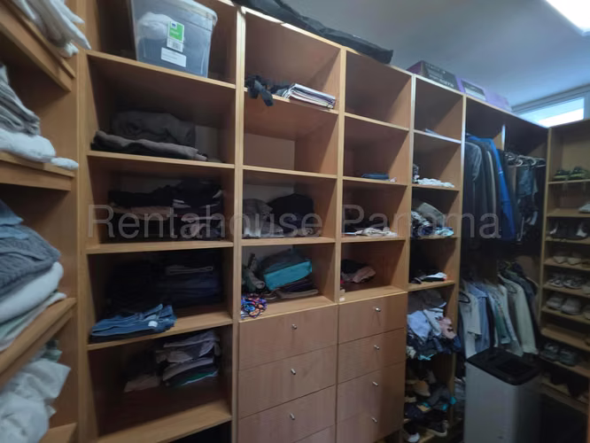 Se Vende Apartamento en Costa del Este MDV27-175