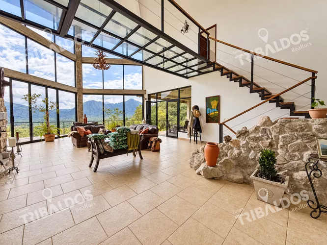 Casa en venta en El Valle de Antón con 1.1 hectáreas de terreno y vistas a las montañas