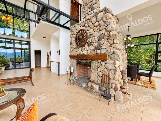 Casa en venta en El Valle de Antón con 1.1 hectáreas de terreno y vistas a las montañas