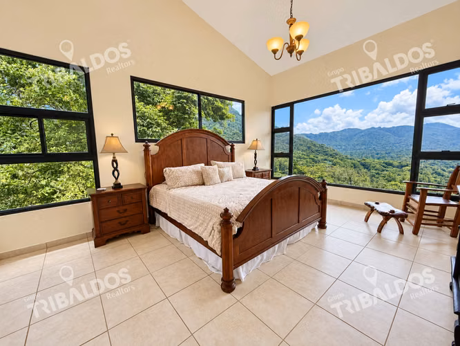 Casa en venta en El Valle de Antón con 1.1 hectáreas de terreno y vistas a las montañas
