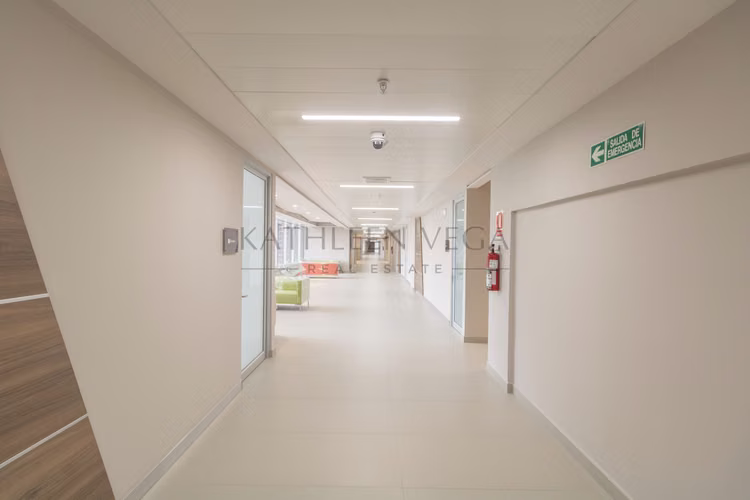 Consultorio de 47 M2  en gris ,con vistas, en Town Center para alquiler o venta