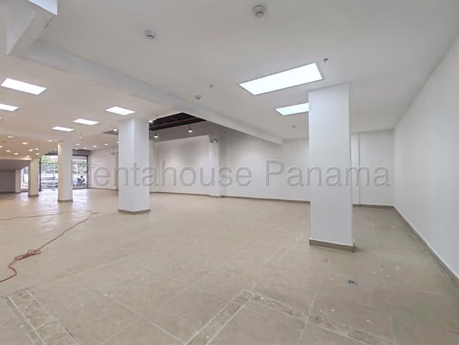 27-200RGG Local 198m2 ALQUILER nivel calle Plaza Comercial Super ubicación.