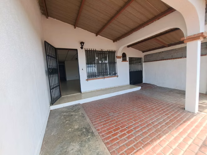 Casa en venta de 266m2 en Chanis CF27-192