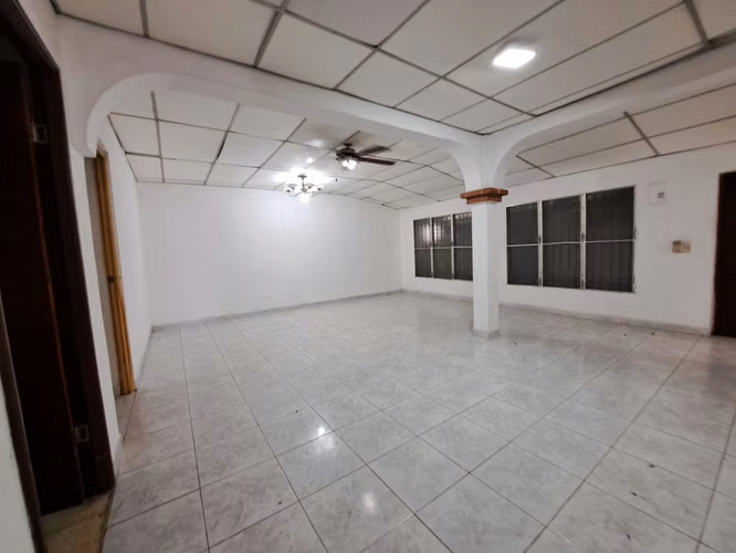 Casa en venta de 266m2 en Chanis CF27-192